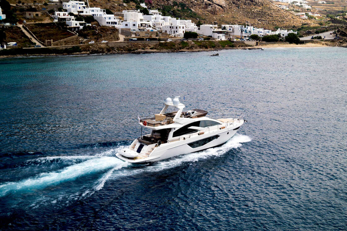 Segeln auf einer Luxusyacht auf der Insel Mykonos, Griechenland
